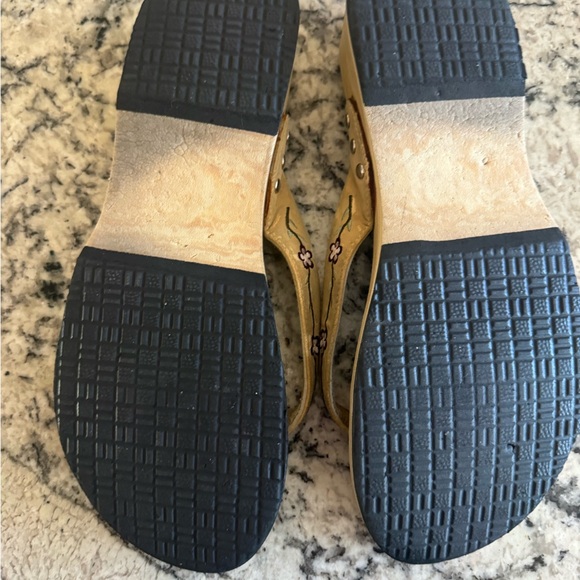 Platform Flip Flops with Embroidered Flowers Tan Women’s Size 10 GUC - Picture 5 of 12